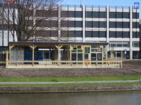 833314 Gezicht op het in aanbouw zijnde pop-uprestaurant 'Roost aan de Singel' op het Paardenveld te Utrecht, met op de ...